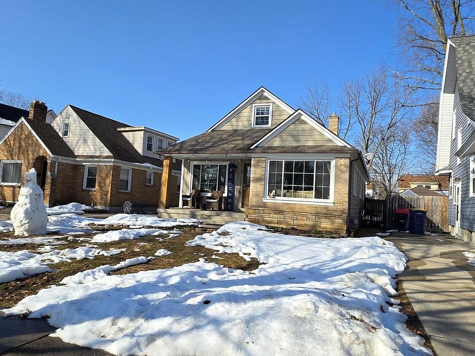 2nd image of 949 Lake Michigan Dr NW
