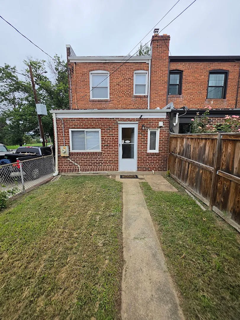 3311 Clay Pl Ne — Photo 2
