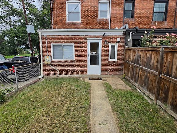 2nd image of 3311 Clay Pl NE