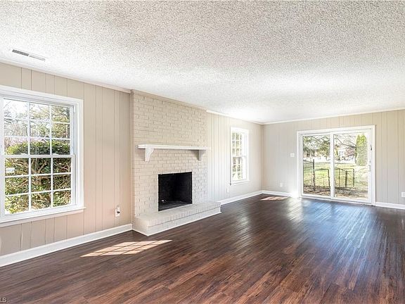 4th image of 7 Kentbury Cir