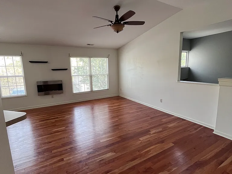 335 Skyview Ct — Photo 4