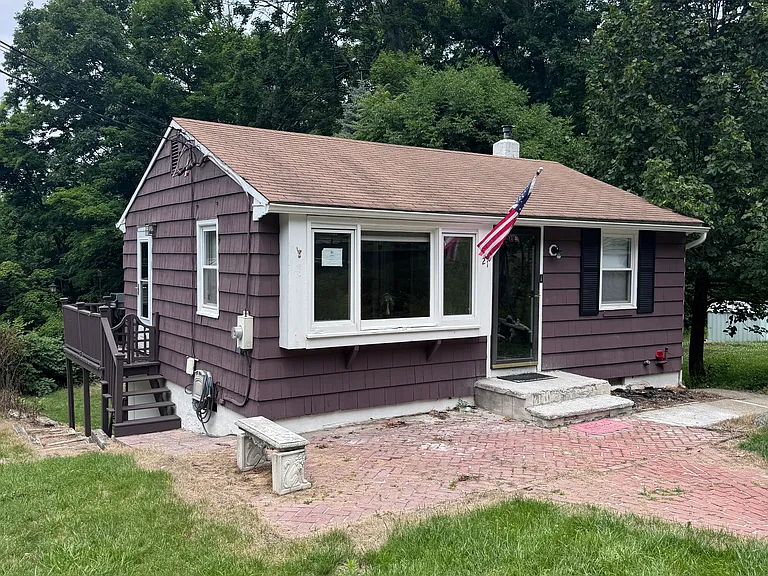 21 Sachem Rd — Photo 2