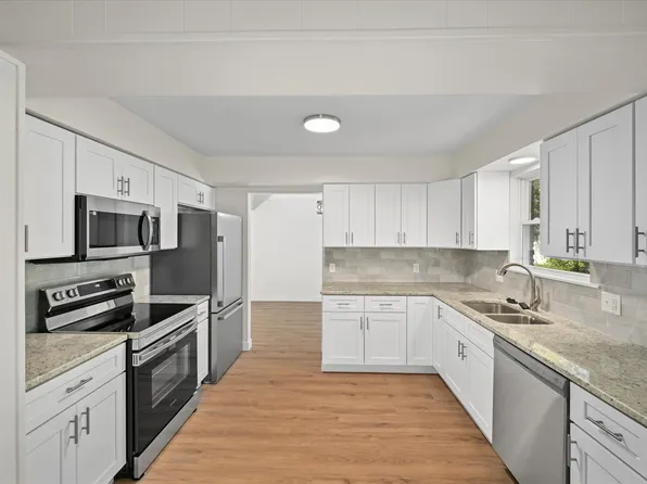 1424 Tennyson Dr, Temperance, MI 48182