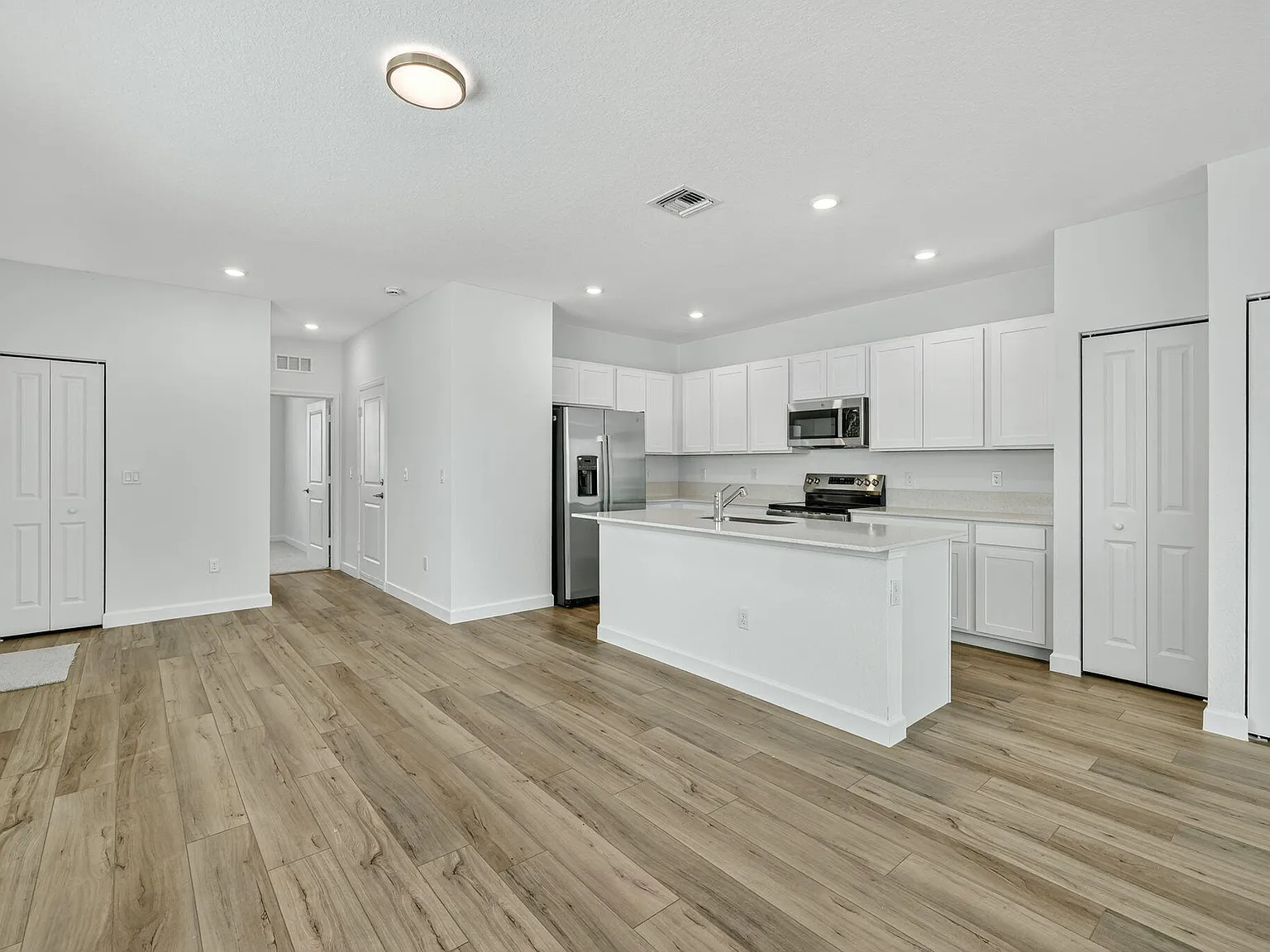 3 bed, 2.5 bath, 1821 sqft, $2,500 — Photo 4