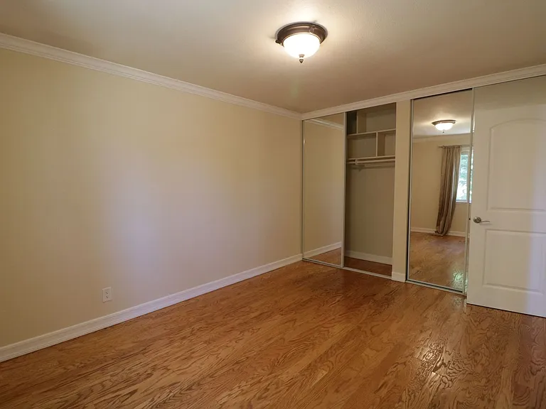 22325 Wyandotte St — Photo 18