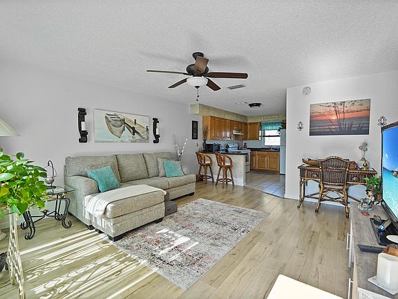 4th image of 208 Arricola Ave