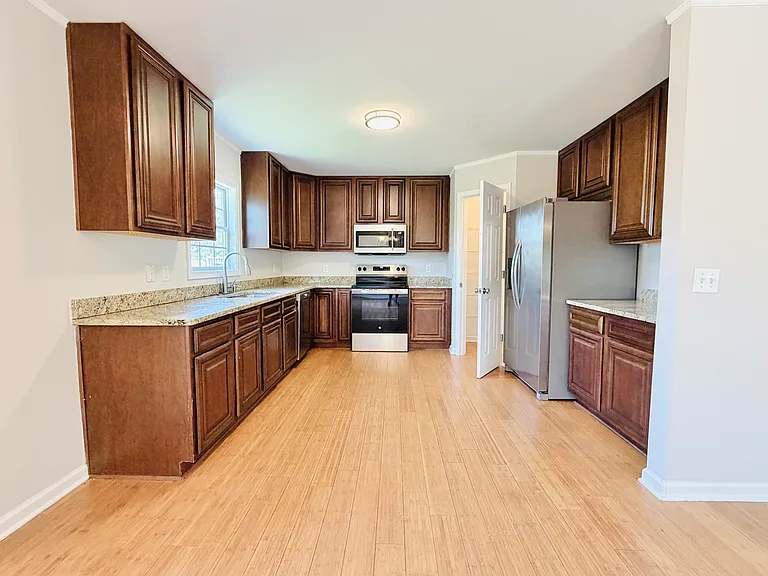 312 Ashmore Ln — Photo 3