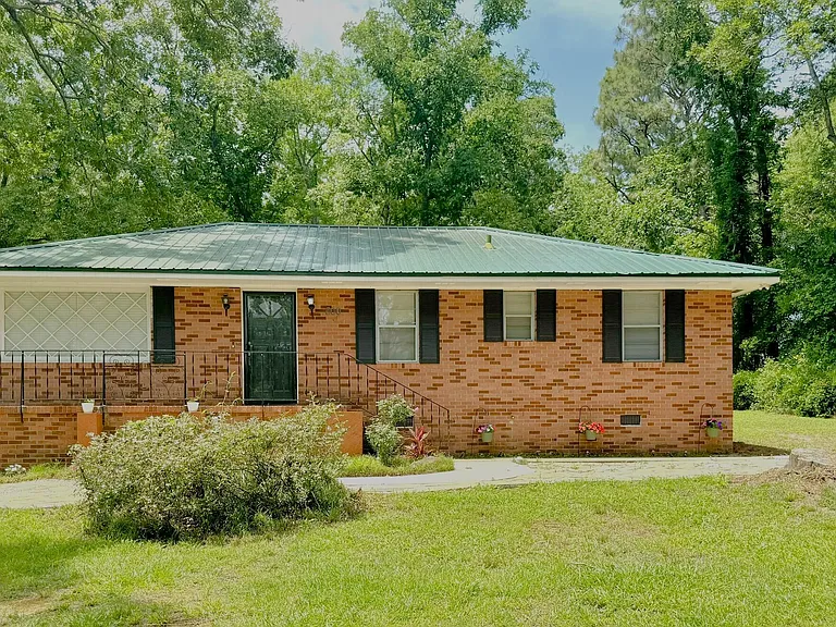 800 Old Whiskey Rd S — Photo 1