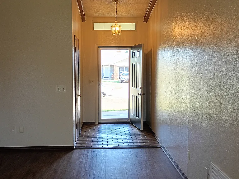 1409 SE 8th St — Photo 4