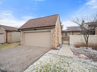 27323 Apple Blossom Ln, Southfield, MI 48034