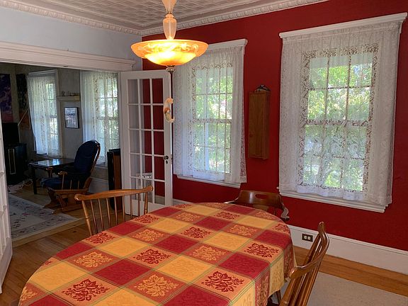 4th image of 100 Maple St