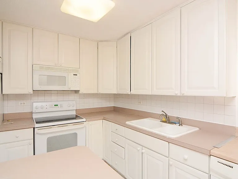 5100 N Marine Dr #J11 — Photo 3