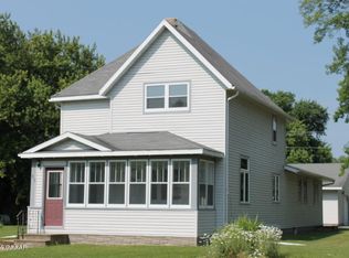 122 N Clayborn Ave, Parkers Prairie, MN 56361