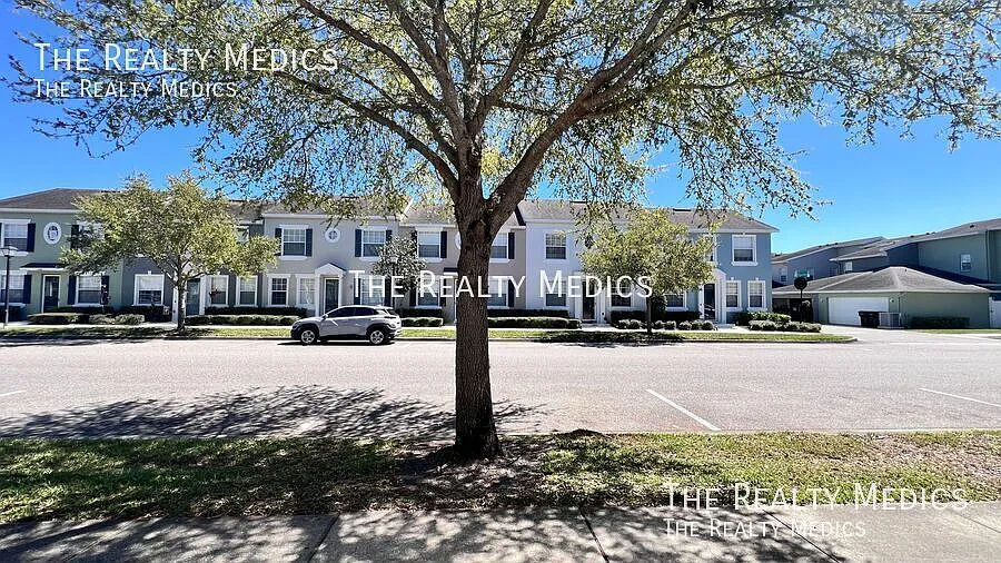 Upgraded Avalon Park 3 Bed/2.5 Bath Townhome! — Photo 2
