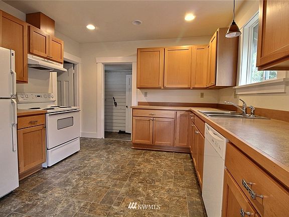 4th image of 915 NE Ravenna Boulevard