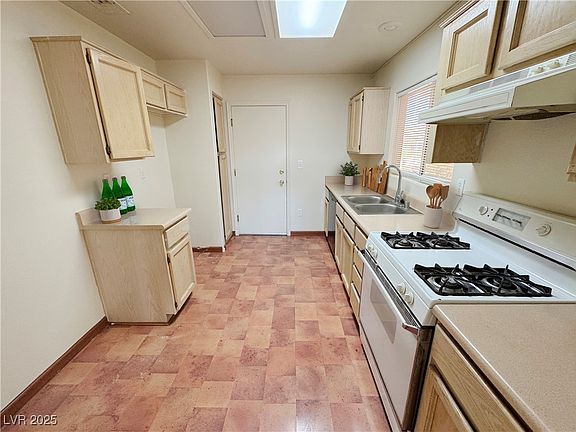 3rd image of 10101 Hemet Dr