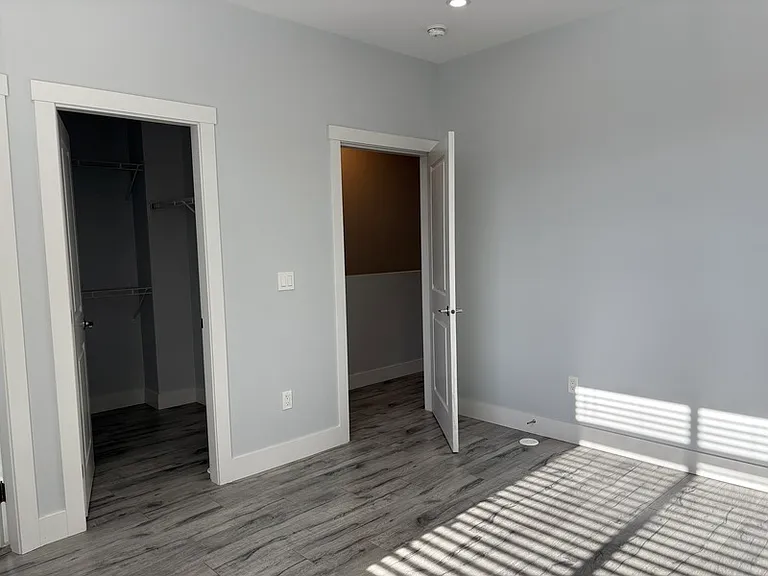 1025 Stockwell Ave #3 — Photo 10