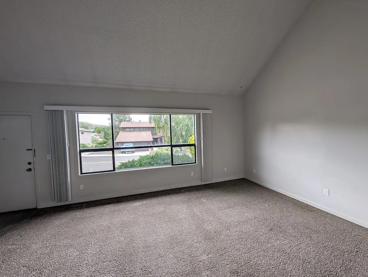 Lovely 2 Bedroom Elks Condo — Photo 3