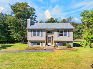 155 Mallard Ln, Bushkill, PA 18324
