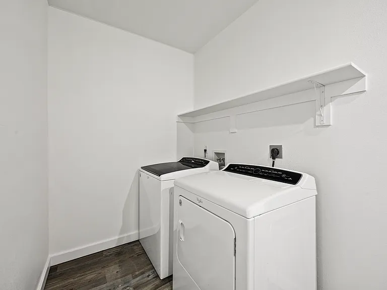 Molly Court — Photo 43