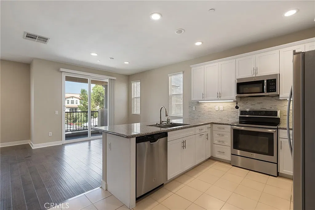 2 bed, 1190 sqft, $3,300 — Photo 3