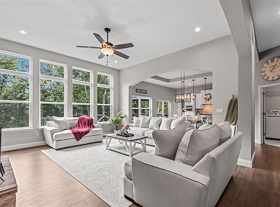 5th image of 231 Lake Forest Dr