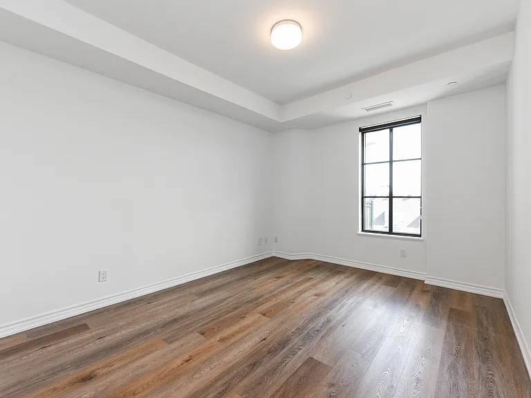 571 Prince Edward Dr N — Photo 22