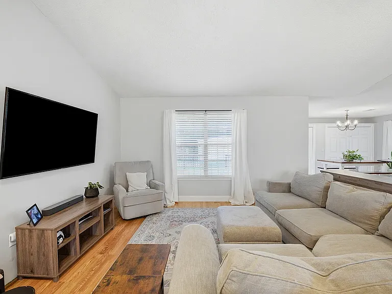 2711 Penn St — Photo 10