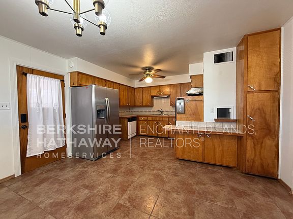 4th image of 409 N Mesquite St