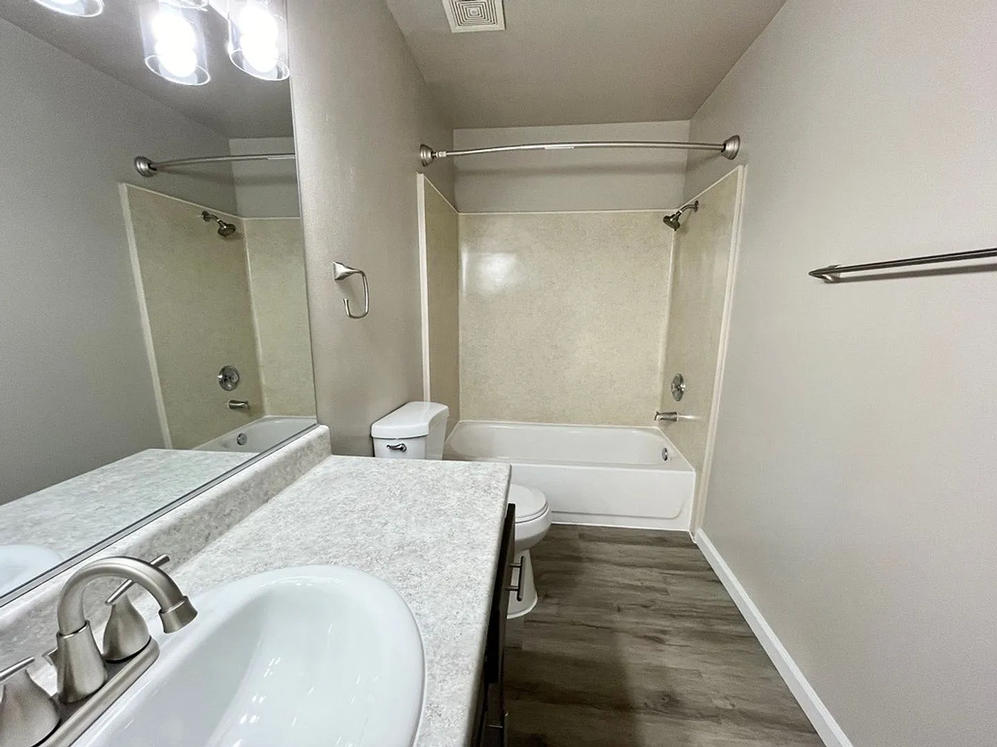 Granada Apartments — Photo 4