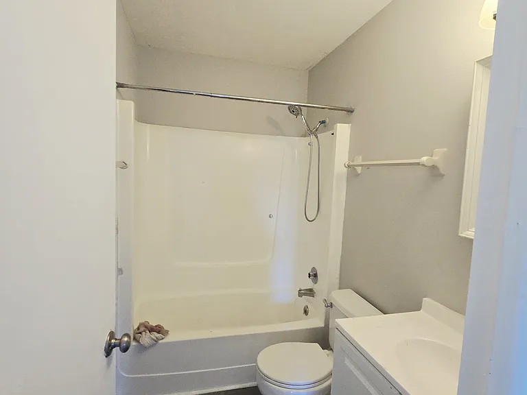828 Whitethorne Ave #C — Photo 4