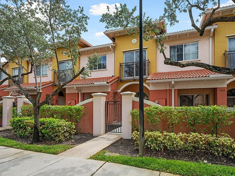 1204 Santa Catalina Ln — Photo 16