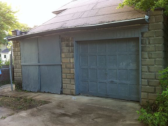 Detached Garage
