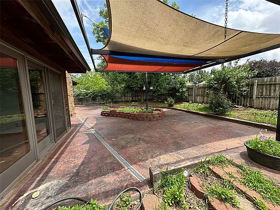 3rd image of 2308 Lynn Ln
