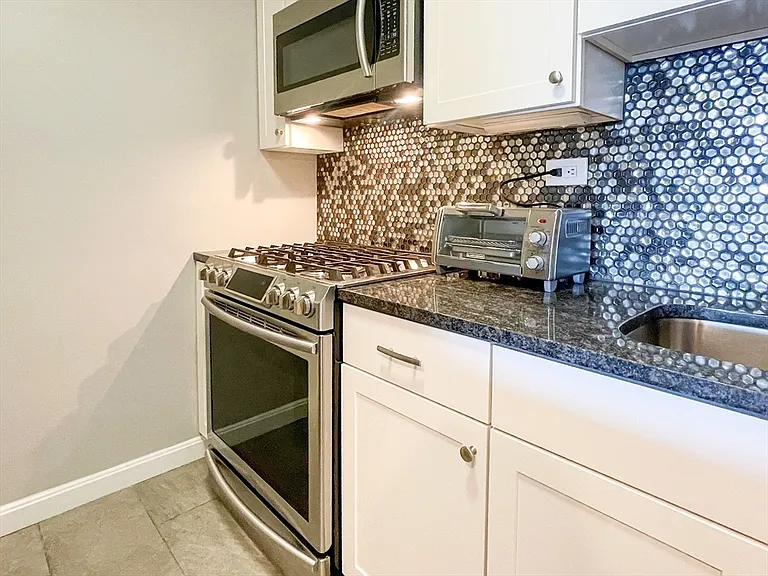 9 Hawthorne Pl #11J — Photo 4