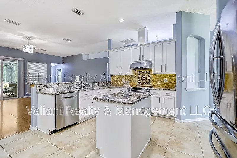 4 bed, 2.0 bath, 2055 sqft, $3,000 — Photo 3