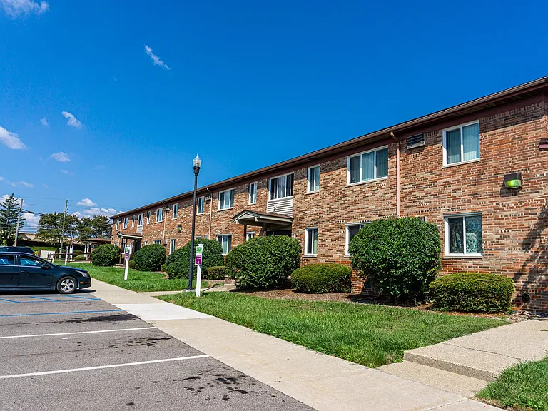 Golf Manor Apartments — Photo 9