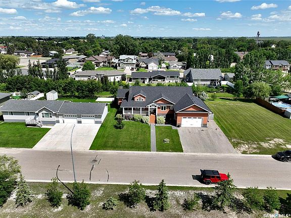 3rd image of 207 6th STREET W
