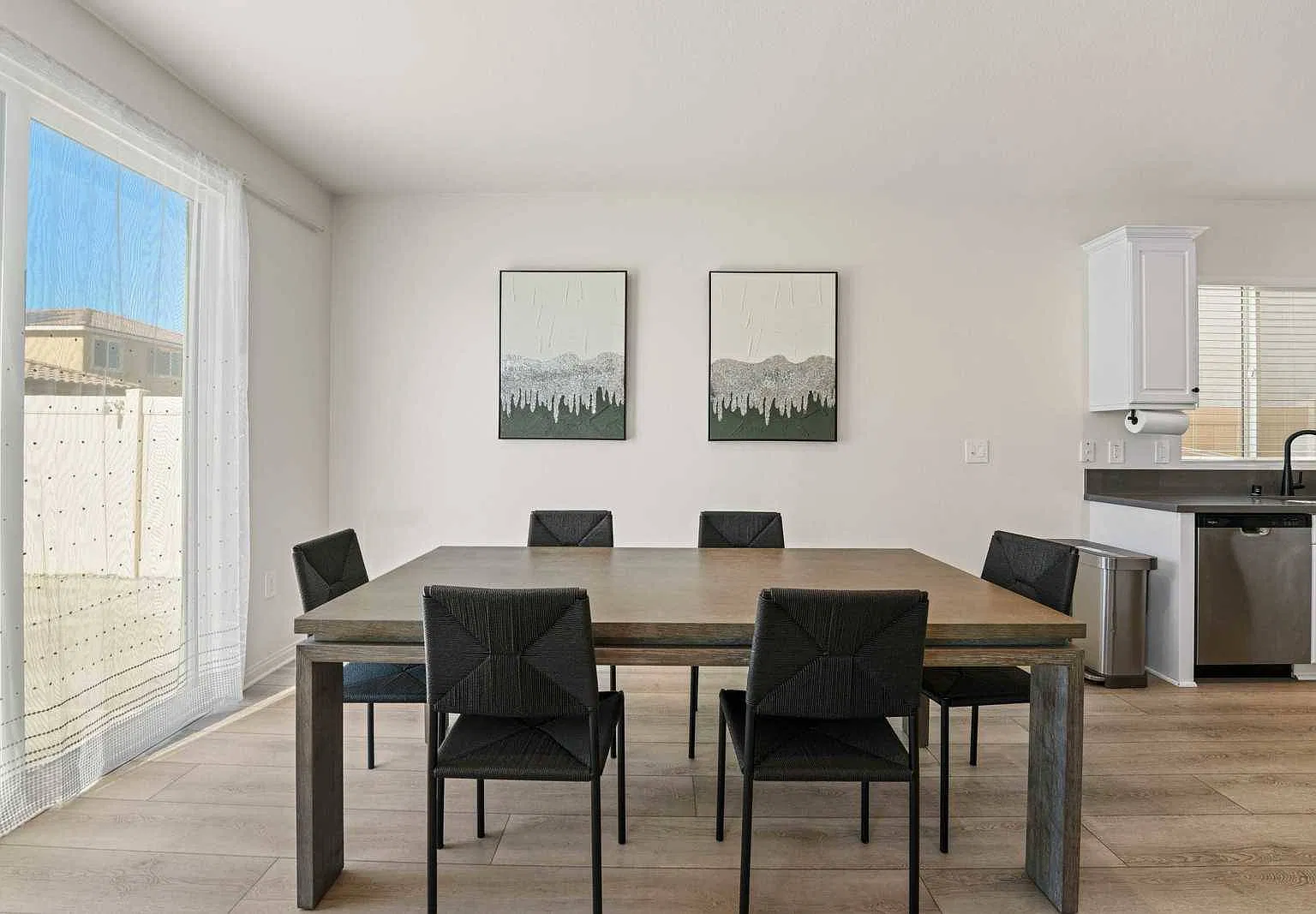5 bed, 2800 sqft, $7,200 — Photo 2