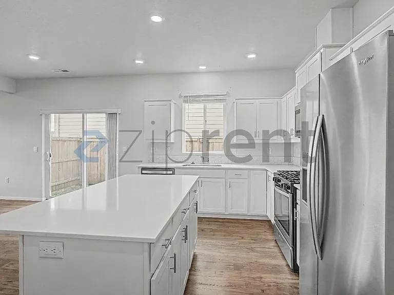 555 Stoller St — Photo 13