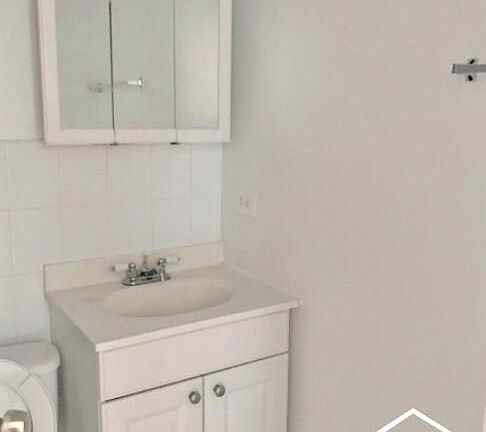 5th image of 6830 N Sheridan Rd APT 463