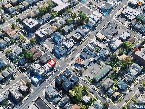 5th image of 402 Broad Ave
