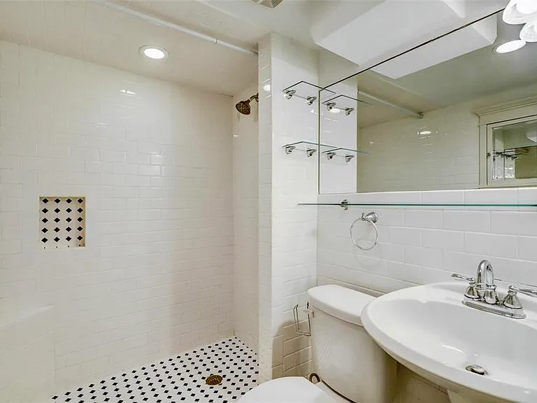 308 1/2 W Drew St #B — Photo 9