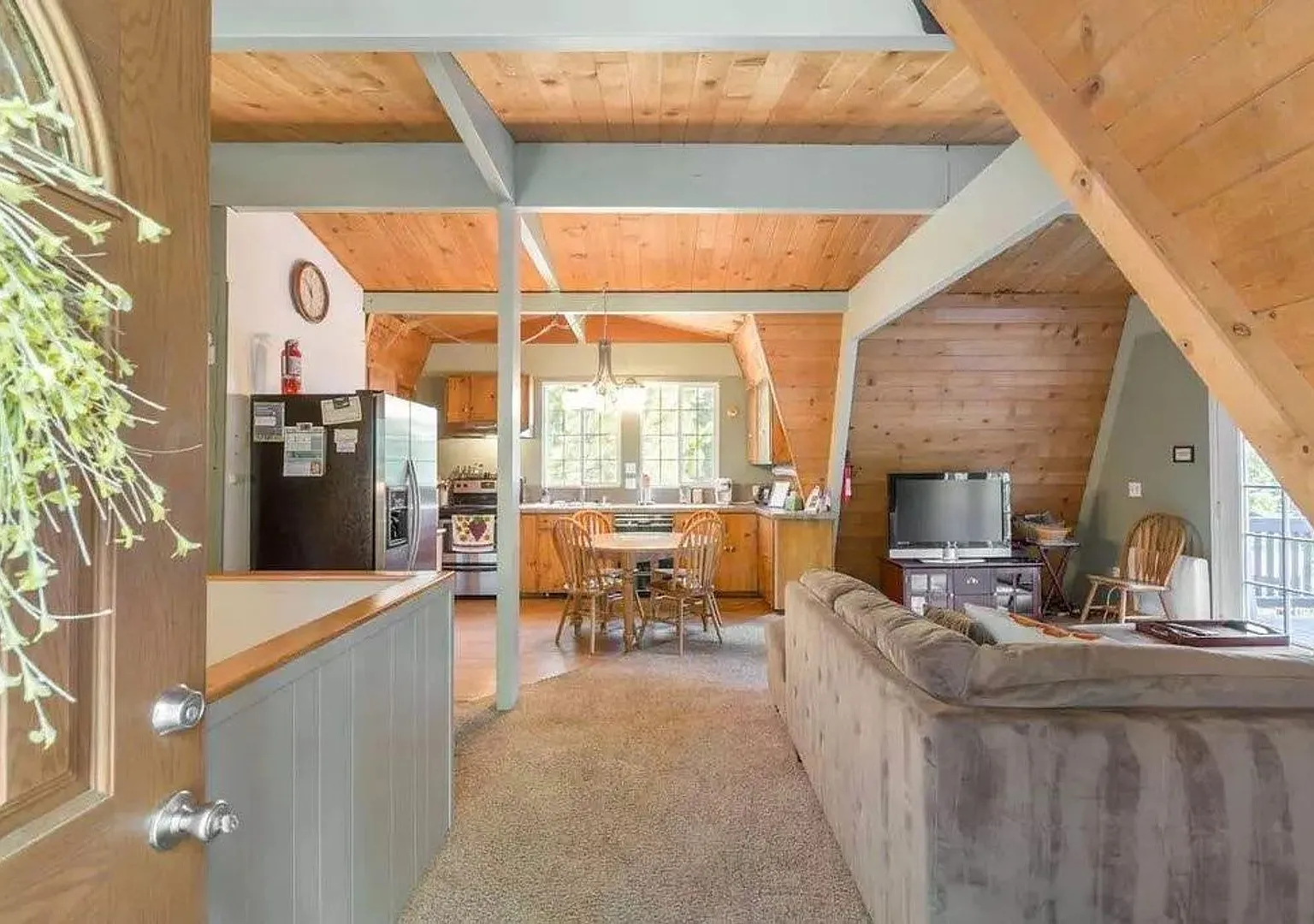 Seasonal Lease: "Ski Bird's Paradise" 5 Bedrooms, Right In Agate Bay — Photo 3