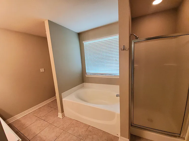 208 Amanda Ct — Photo 9