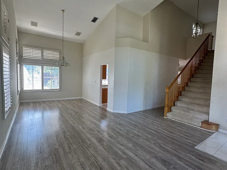 2104 Lynwood Way — Photo 2