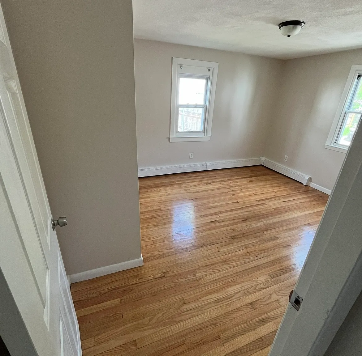 3 bed, 1000 sqft, $2,300 — Photo 3