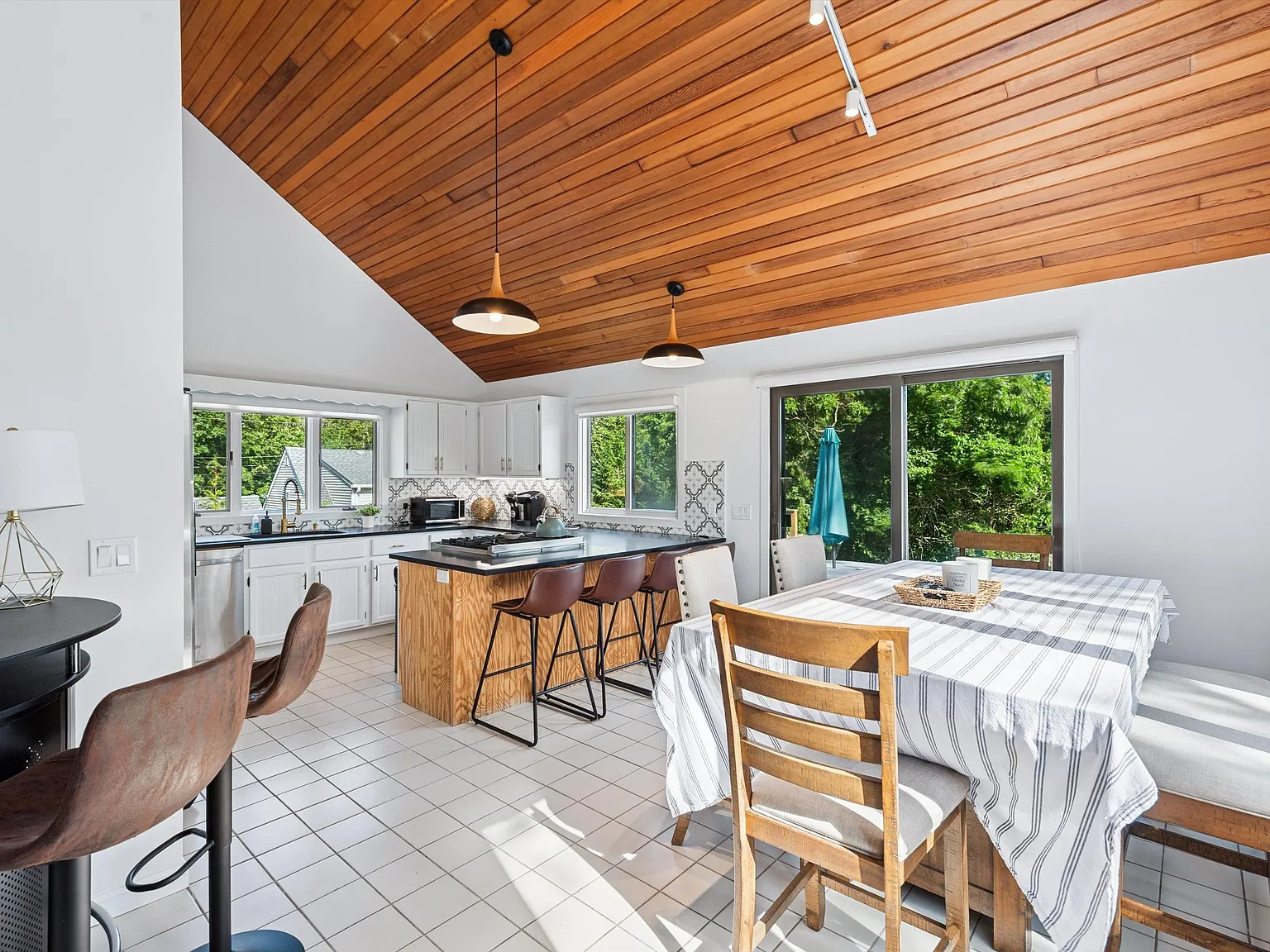 Retreat in Hampton Bays Steps from Meschutt Beach — Photo 3