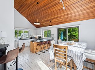 11 Lawrence Ave, Hampton Bays, NY 11946