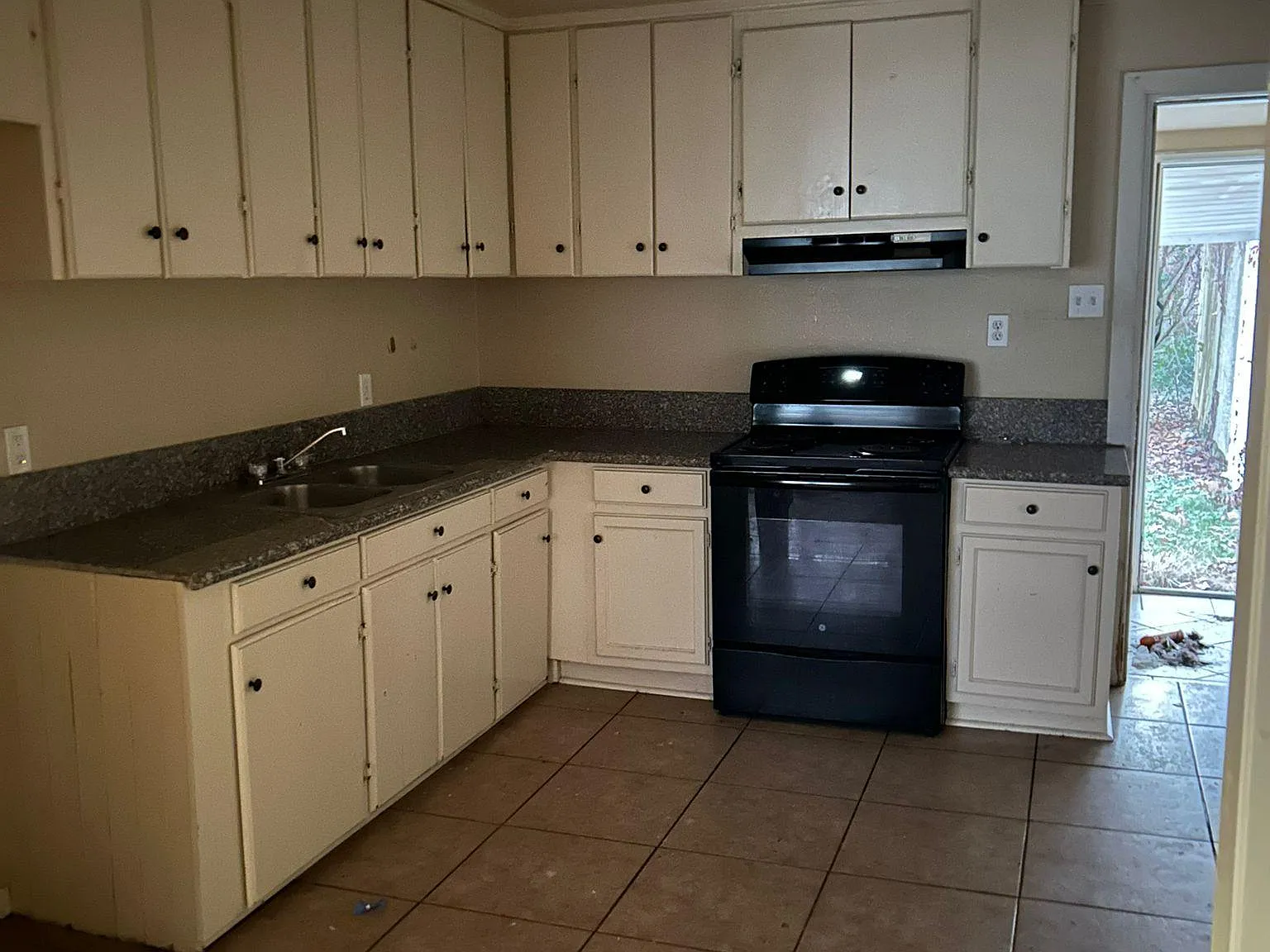 3 bed, 948 sqft, $850 — Photo 2